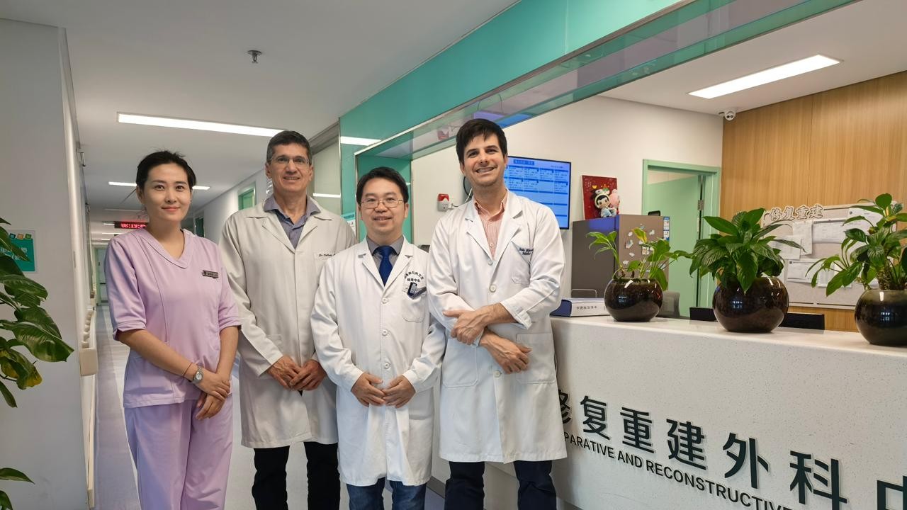 grupo de pessoas posa para a foto